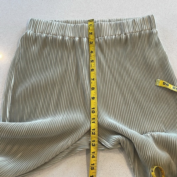 Light Green Pleated Palazzo Pants – Elastic Waist - Size M - Inseam 33” - Picture 5 of 11